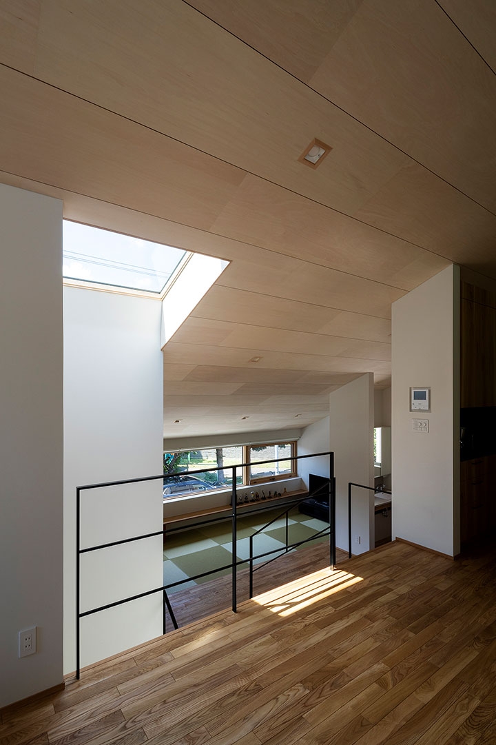 居間から和室を見る