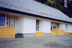 漆喰壁と古代いぶし瓦。美術館のような平屋住宅