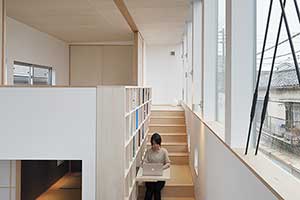 立体的な図書館のある狭小、二世帯住宅