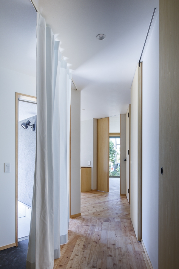 動線の要となる対角に長い廊下