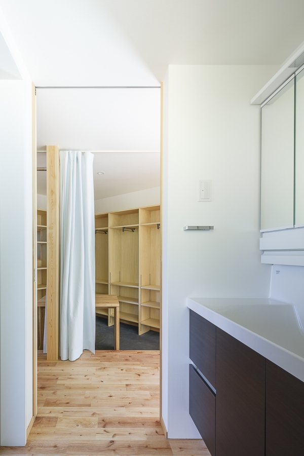 洗面所から土間収納をみる