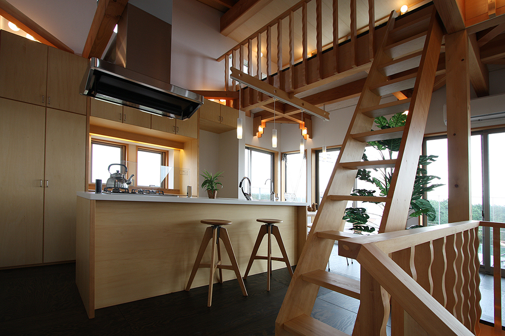 階段より厨房を見る