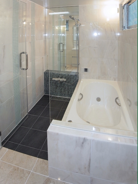 壁がRCだから安心して造れた、在来タイル貼り工法の浴室