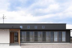 南砺市の家｜砺波平野に建つ夫婦二人のための平屋住宅