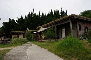 洲本草屋根の家と版築陶芸工房
