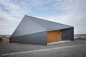 K HOUSE/傾斜地に建つ小屋のような住処
