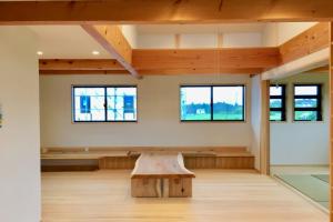 ソーラーシステムそよ風で建てたロフトがある２階リビングの自然素材の家